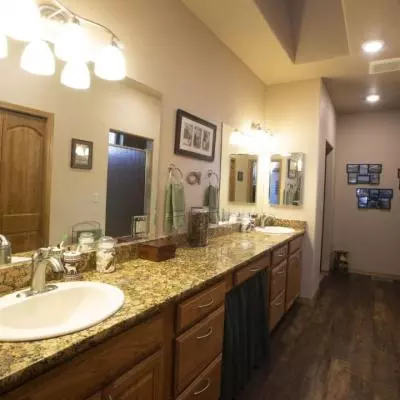 picture of master bathroom