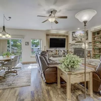 Living Area & Kitchen Table