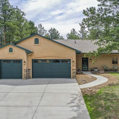 Stucco Rancher with 3 car garage
